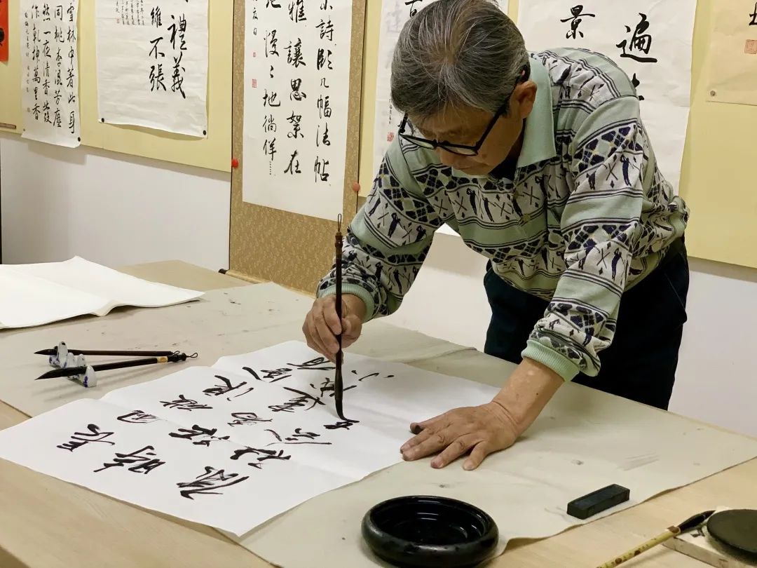 写好中国字做好中国人海湾镇的这位老人将传承书法文化当成使命