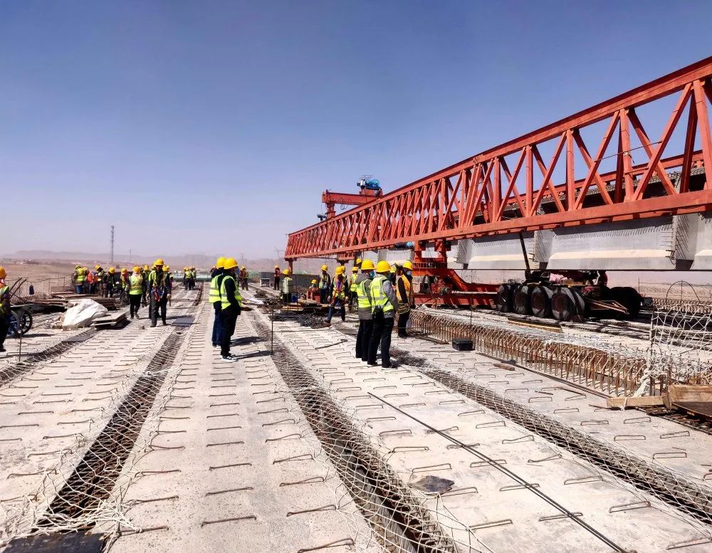 新进展乌玛高速公路上跨包兰线桥梁架设完成