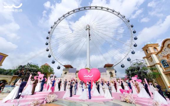 为在场嘉宾洒了一份齁甜的"狗粮"26对新人正在举办集体婚礼顺德华侨城