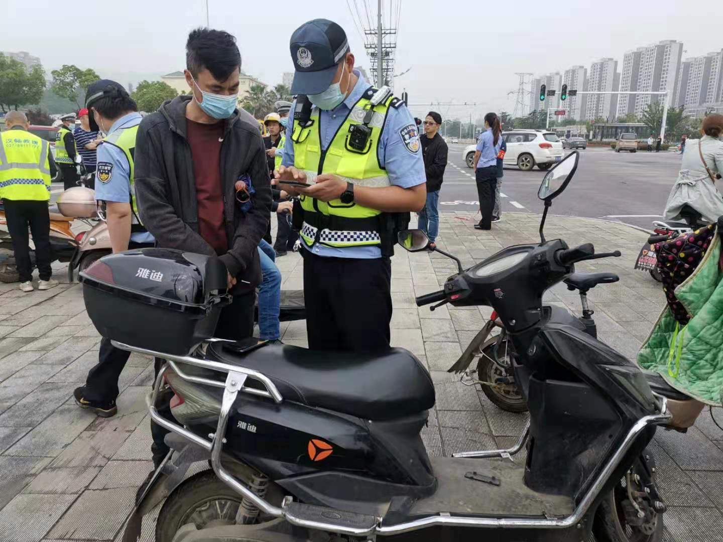 逆行无牌无证加装雨棚武汉江夏区交警严查电动车违法