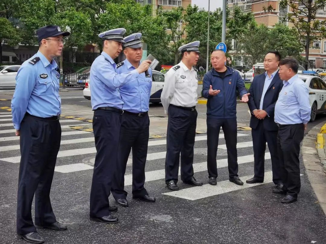 5月20日上午,虹口交警聯合轄區海博出租車公司在曲陽路四平路路口開展