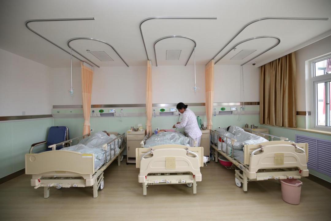 老年康复科内干净整洁的病房