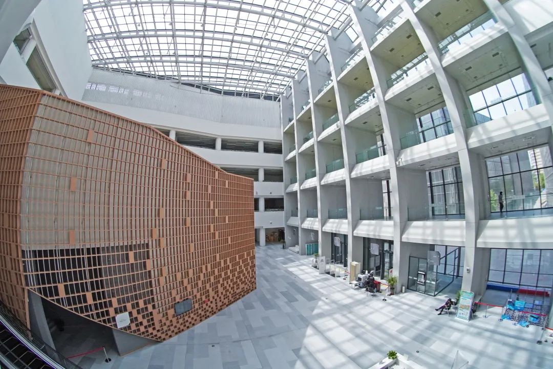 张家口市图书馆新馆试运行 开馆时间 周二——周日  上午:9:00—11:30