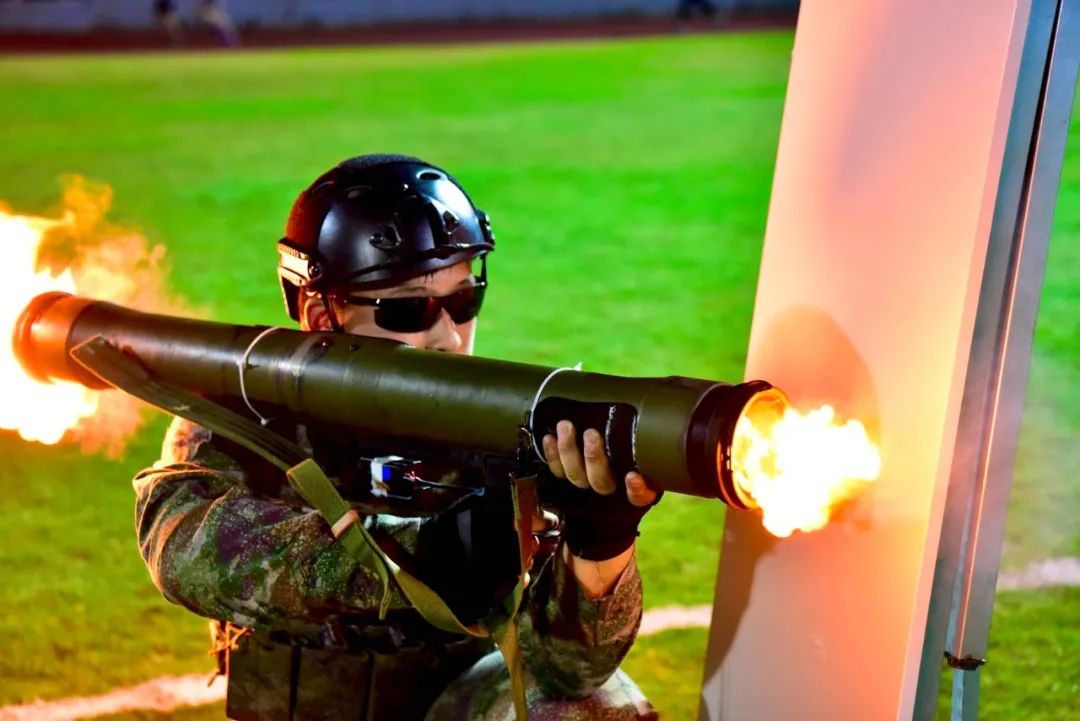 还有slay全场的"火箭筒"模拟表演"战味"青春,绝了在同济还能看到各具