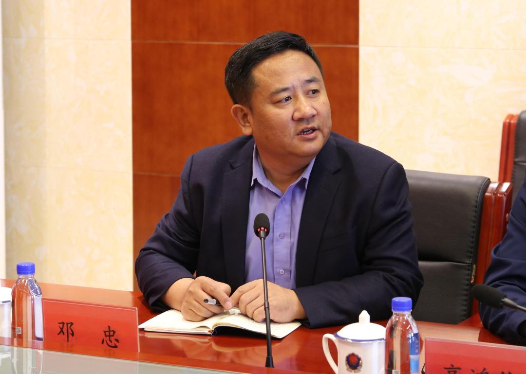 座谈会上,自治区公安厅政治部人事训练处处长邓忠还对目前进行的公安