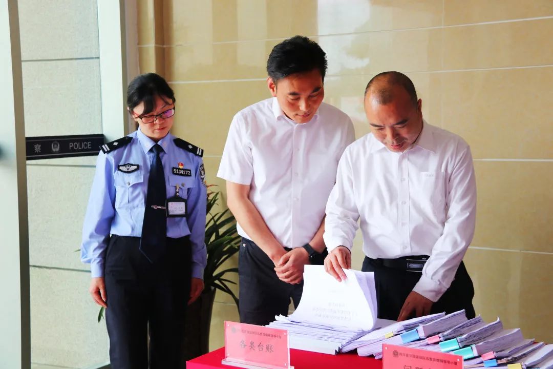 下午,任立新主任深入甘孜监狱名山藏犯监区队伍教育整顿宣传阵地,机关