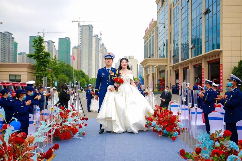 520 | 消防员的集体婚礼,大声说出:"我爱你!"_政务_澎湃新闻-the pape