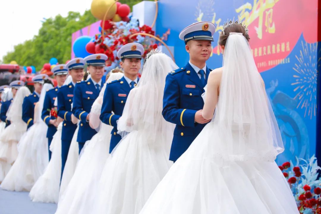 20浪漫的氛围还在延续,消防员礼仪人员为他们送上了结婚钻戒,见证一诺