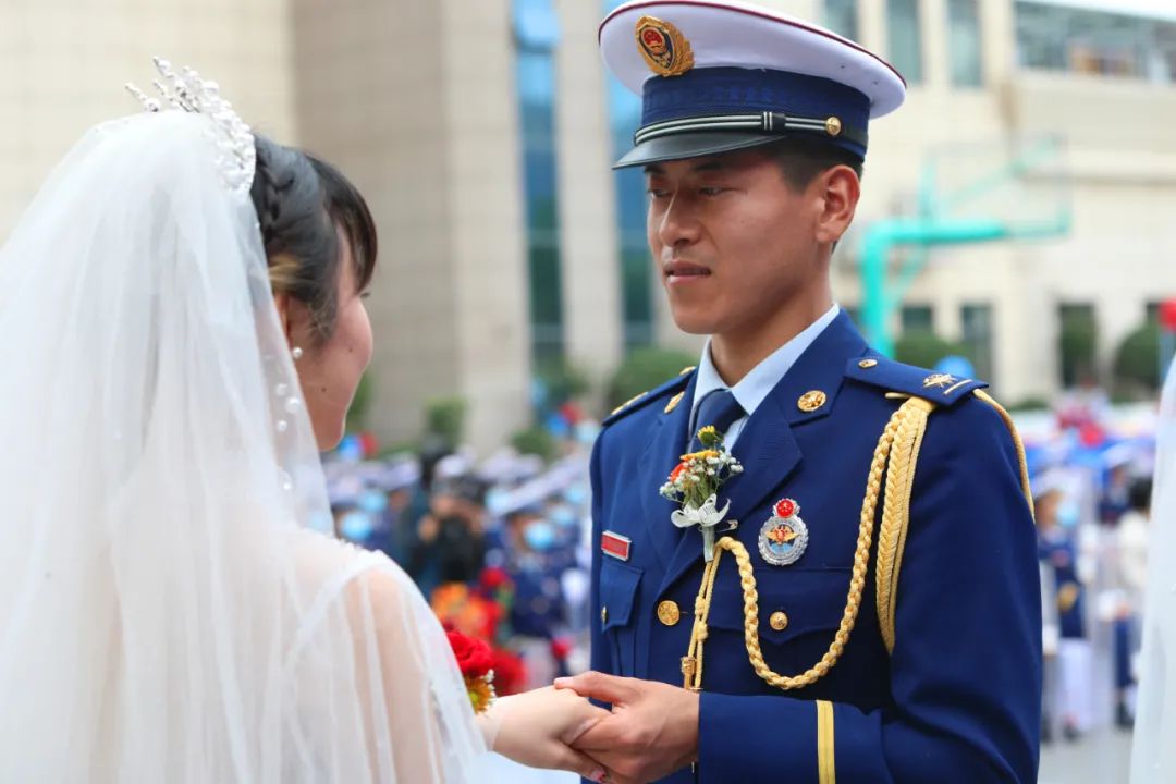 20浪漫的氛围还在延续,消防员礼仪人员为他们送上了结婚钻戒,见证一诺