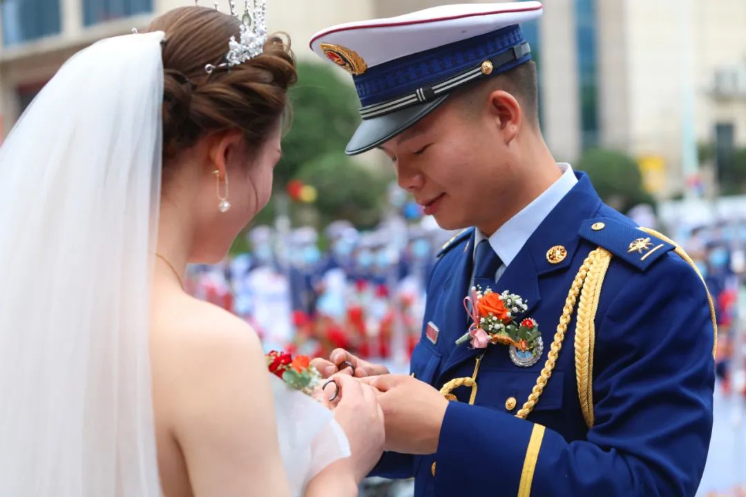 湖北省消防救援总队)集体婚礼结束了但爱和幸福会一直延续右手敬礼