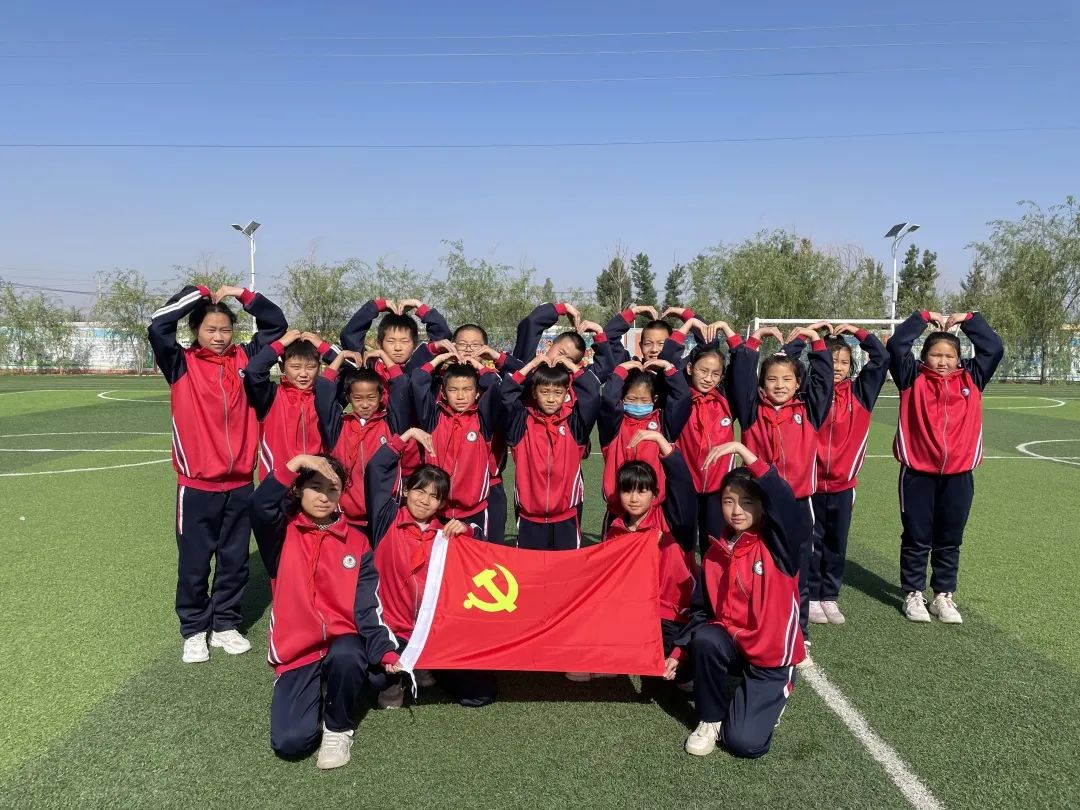 内蒙古团委纷纷晒出与党旗的合影 向党表白,送上对党的祝福 青春气息
