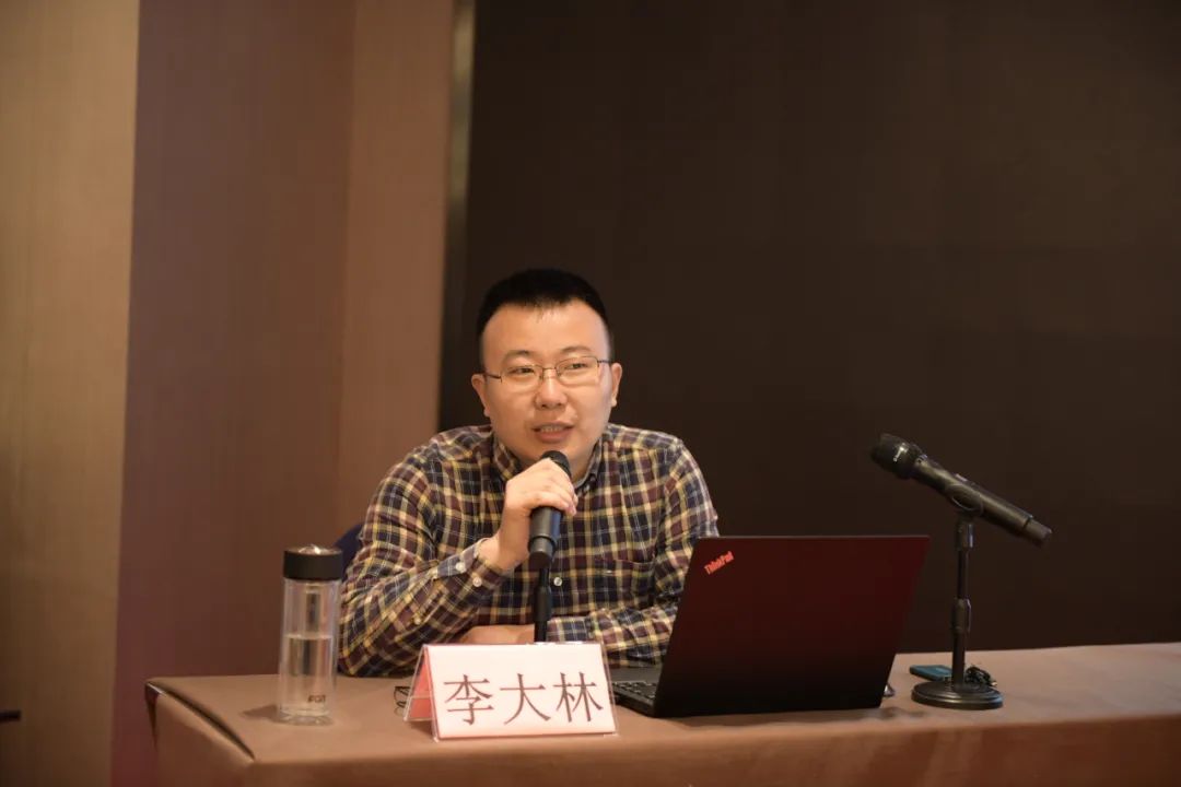 《江苏教育报》副主编李大林以《讲有灵魂的教育故事》为题,进行授课.