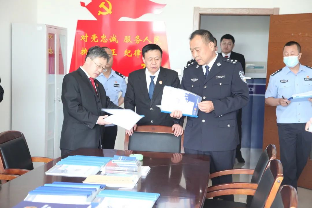 省法院牛天治一行到青冈法院督查验收六专四室建设和警务安全工作