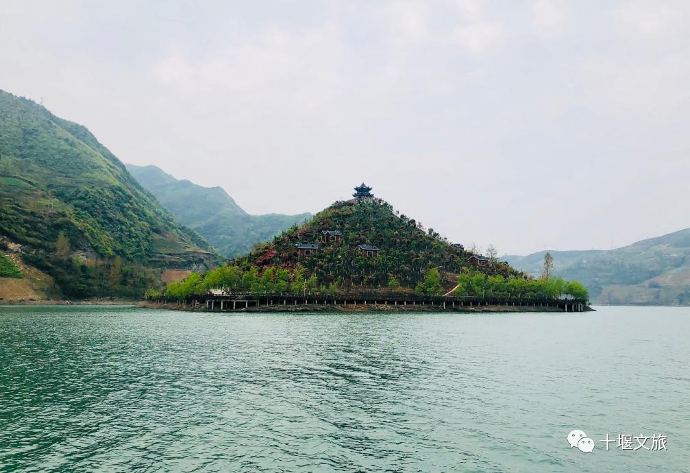 地址:十堰市十竹路堵河沿线 樱花岛