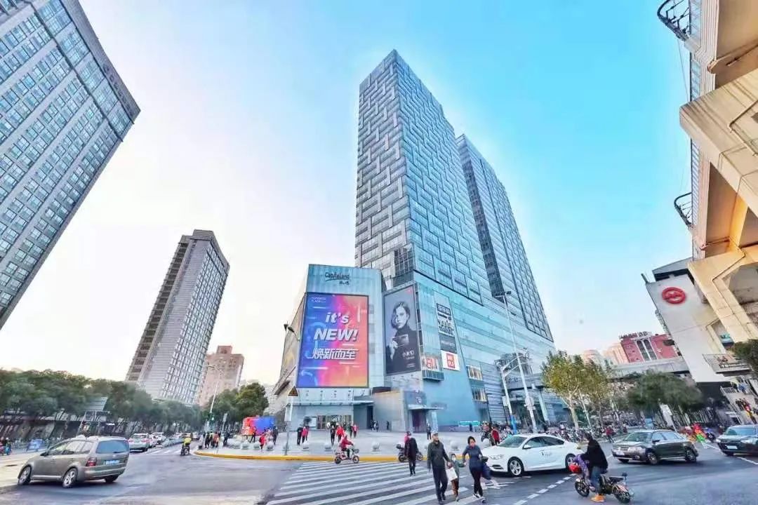 今天凯德虹口商业中心广场移动疫苗接种车等你一起苗苗苗