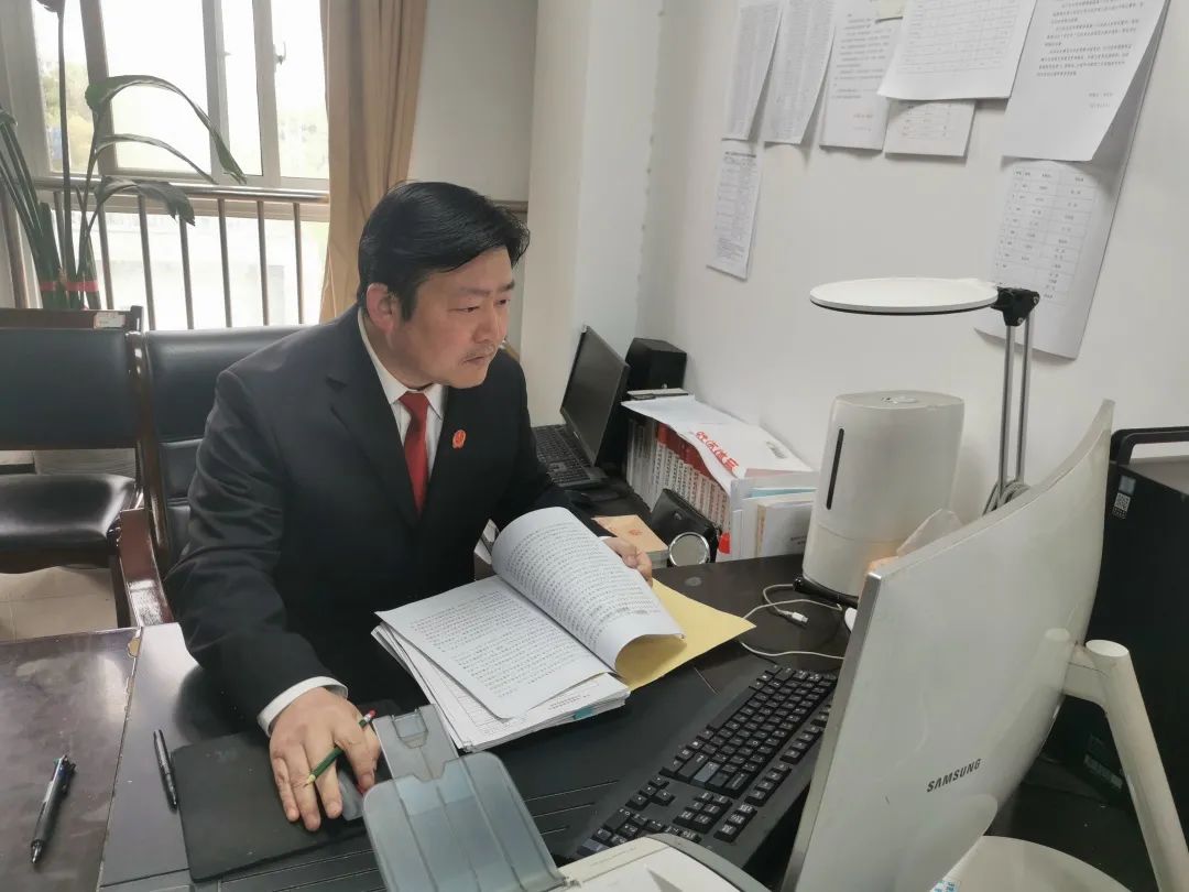 早8:30张晨法官来到了办公室,他习惯使然,快速了解本周案件排期情况.