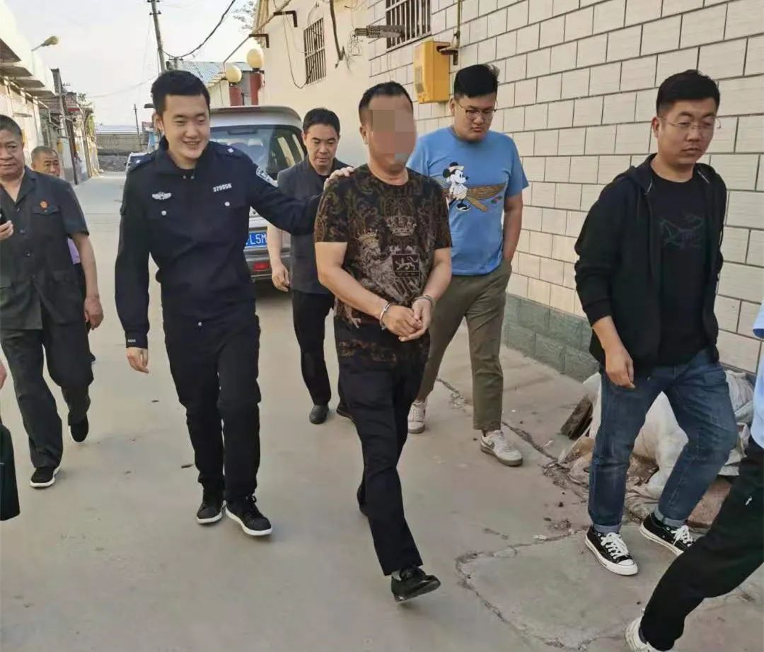 6:35,执行人员到达兴福镇冯家村,拘传被执行人到庭