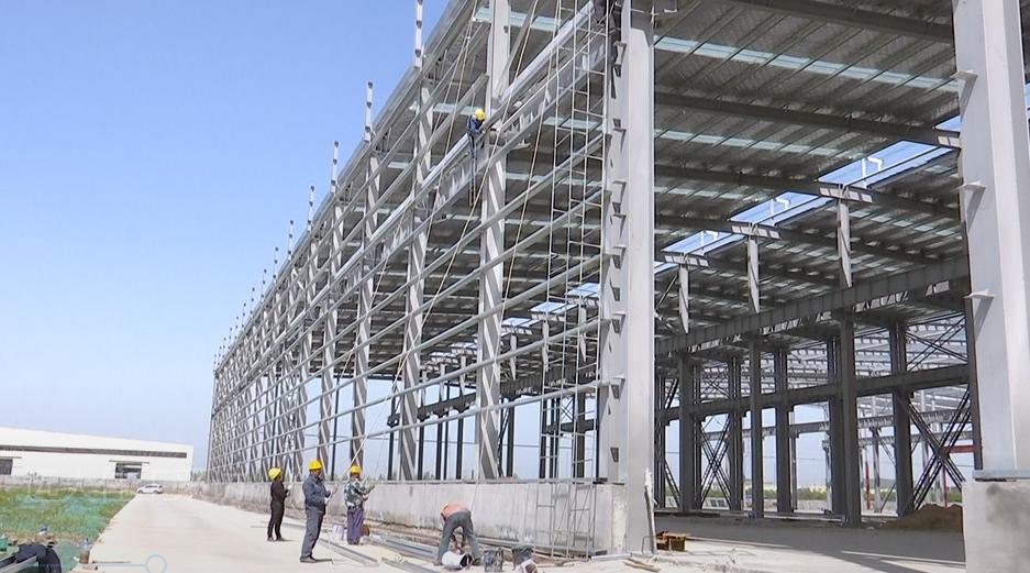 记者在施工现场看到,厂房,办公楼,员工宿舍及食堂正同时施工建设,钢筋