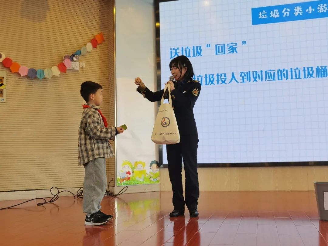 创城她行动桐创文明相伴成长她们带着垃圾分类知识走进了课堂