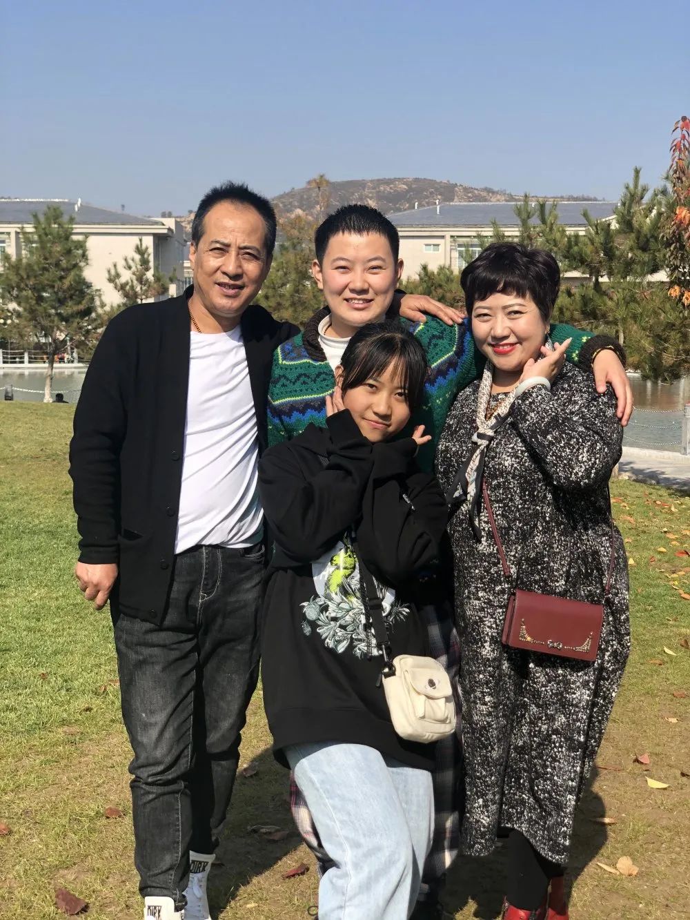 刘娟的家庭,是一个荣誉簇拥,花环缤纷,幸福美好的四口之家,艰苦创业