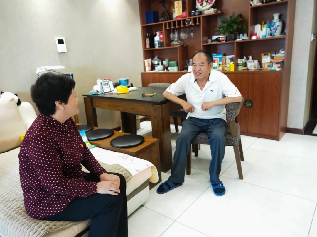 今日瀍河区人大主任郭素霞到君澜湾社区走访调研