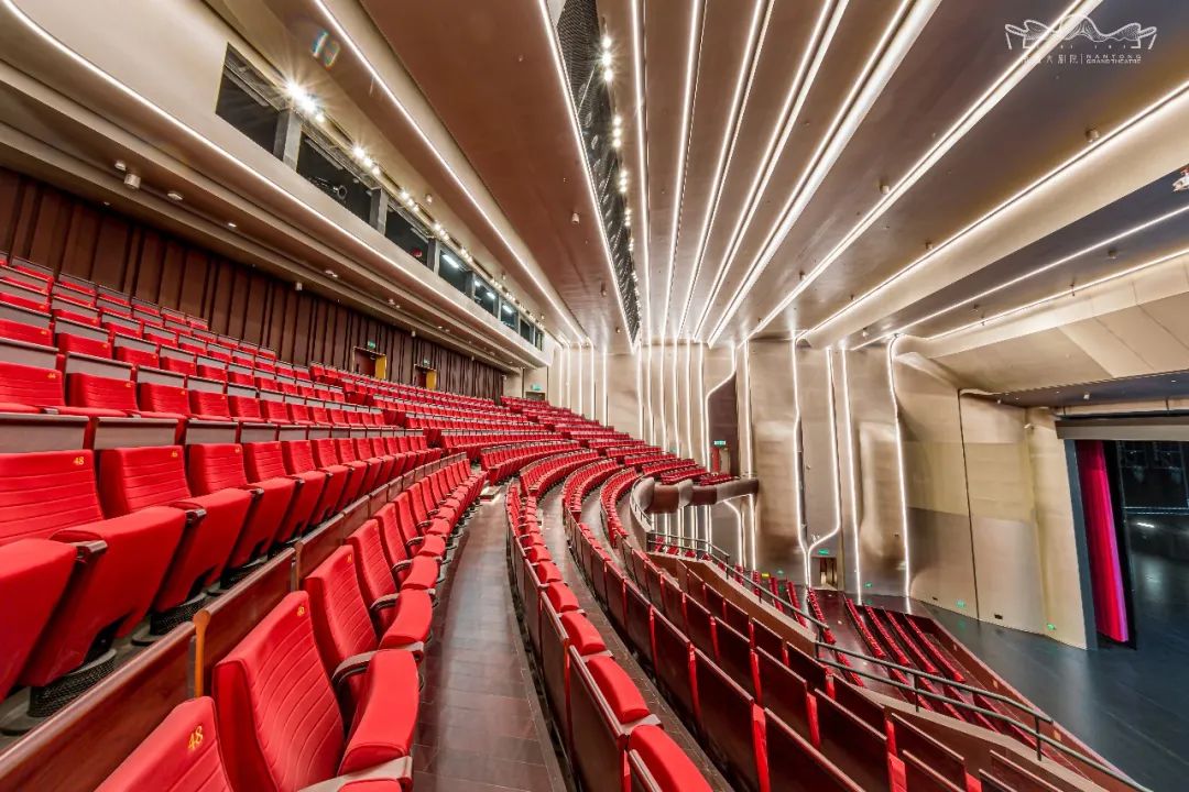 歌剧院,音乐厅完美呈现琴山珠水的设计理念与紫琅湖交相辉映外观