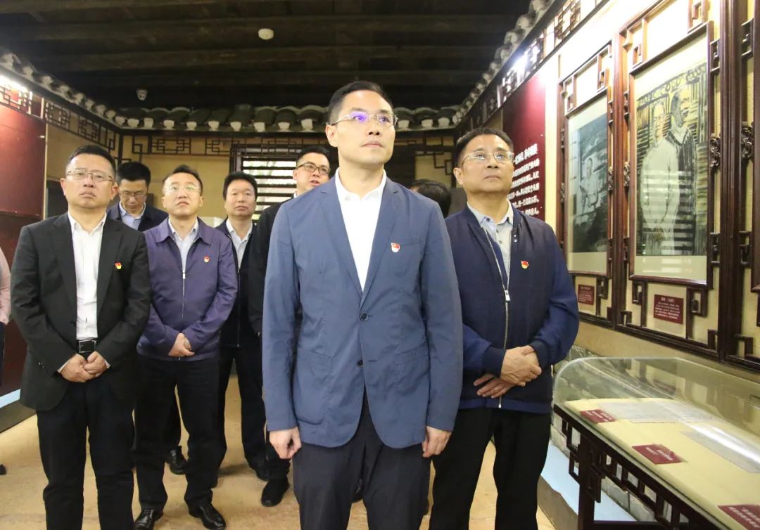 会上,区委理论学习中心组成员熊建伟,欧干军,蔡冰先后作交流发言.