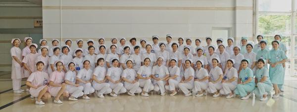 全院护士长大合影医护融合添动能,引领靶向护理"新模式"医学发展日新