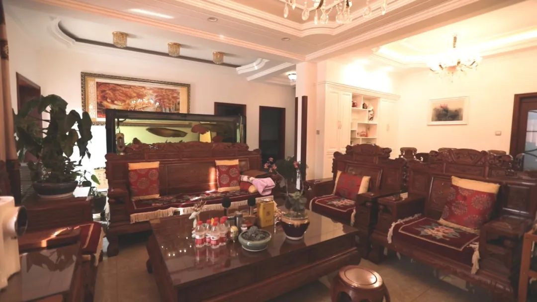 资料图片由于忙着"捞钱"享受,黄继宗夫妻对子女缺乏关爱,在补偿心理的