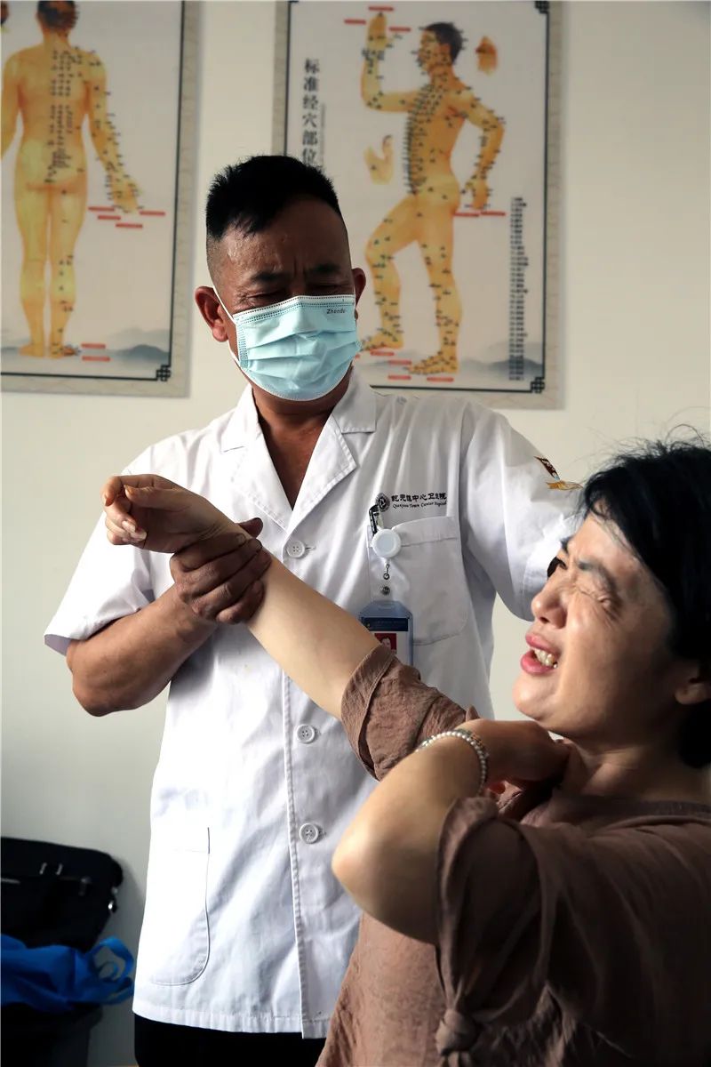 张胜勇在村卫生室为患者治疗肩周炎.