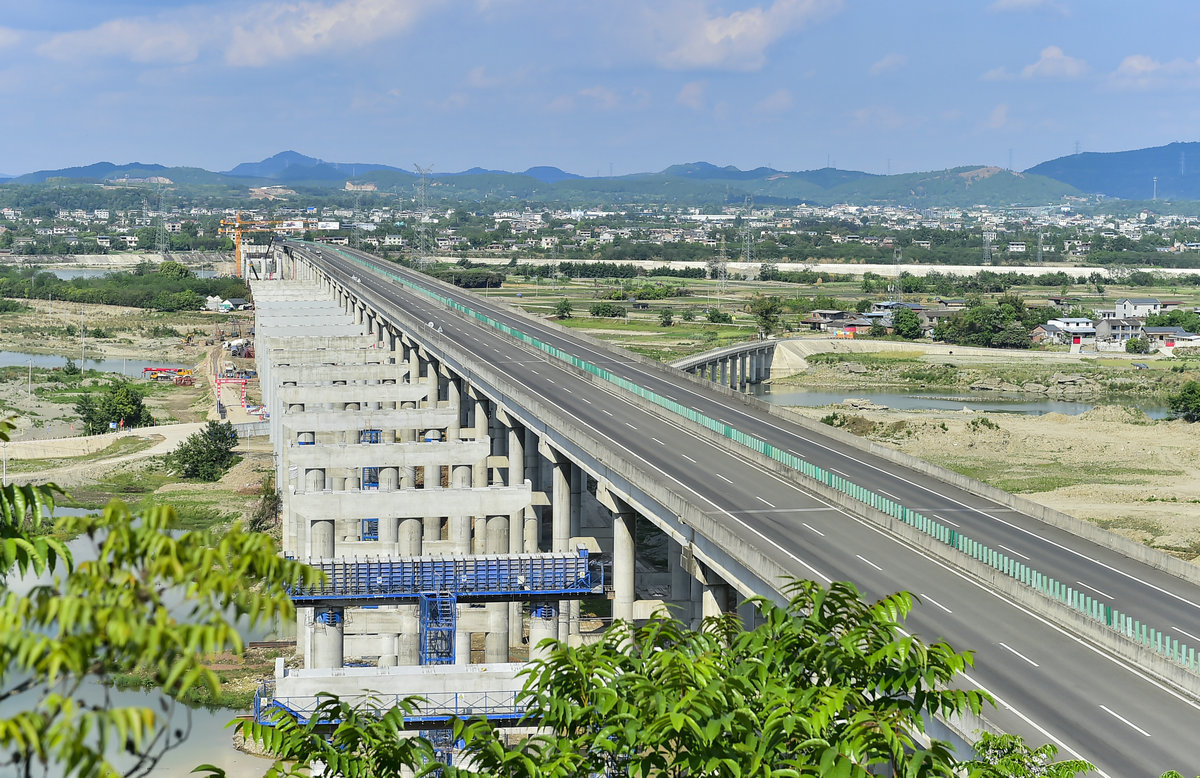 g5京昆高速成绵扩容段涪江特大桥完成总工程量60%(王勇 摄)