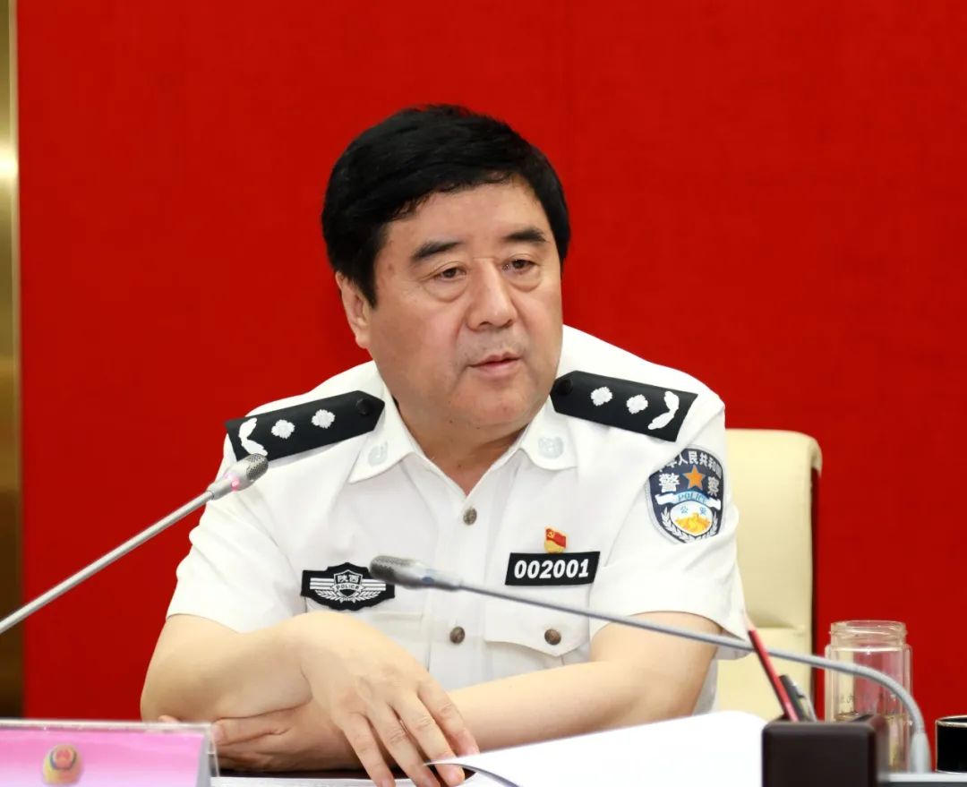 陈万峰代表市局党委作表态发言.