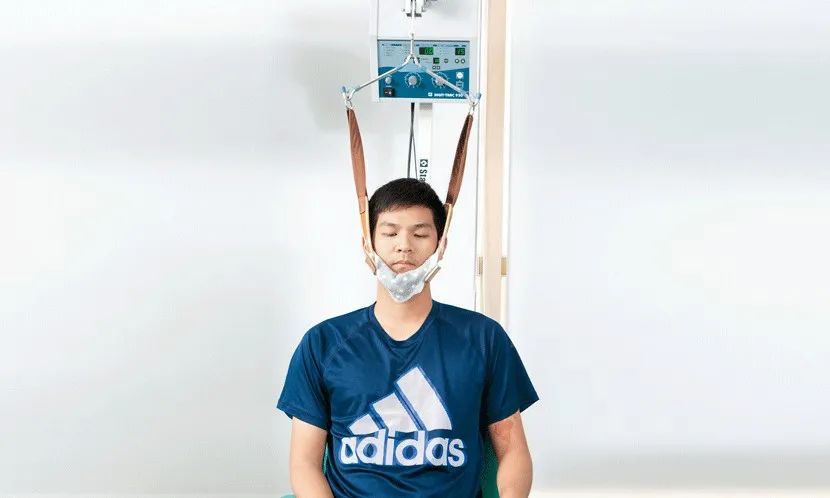 大爷自创上吊式健身法网友脸都勒肿了