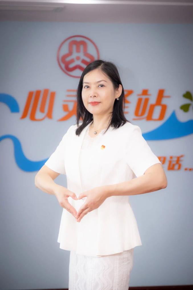 刘晓丽像星星一样为妇儿照亮道路