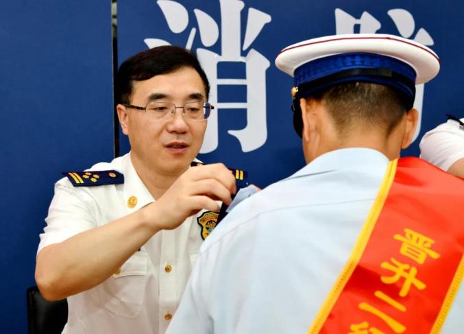 宁德消防总队政委赖世雄对新晋衔的高级消防员提出了三点要求: 一是