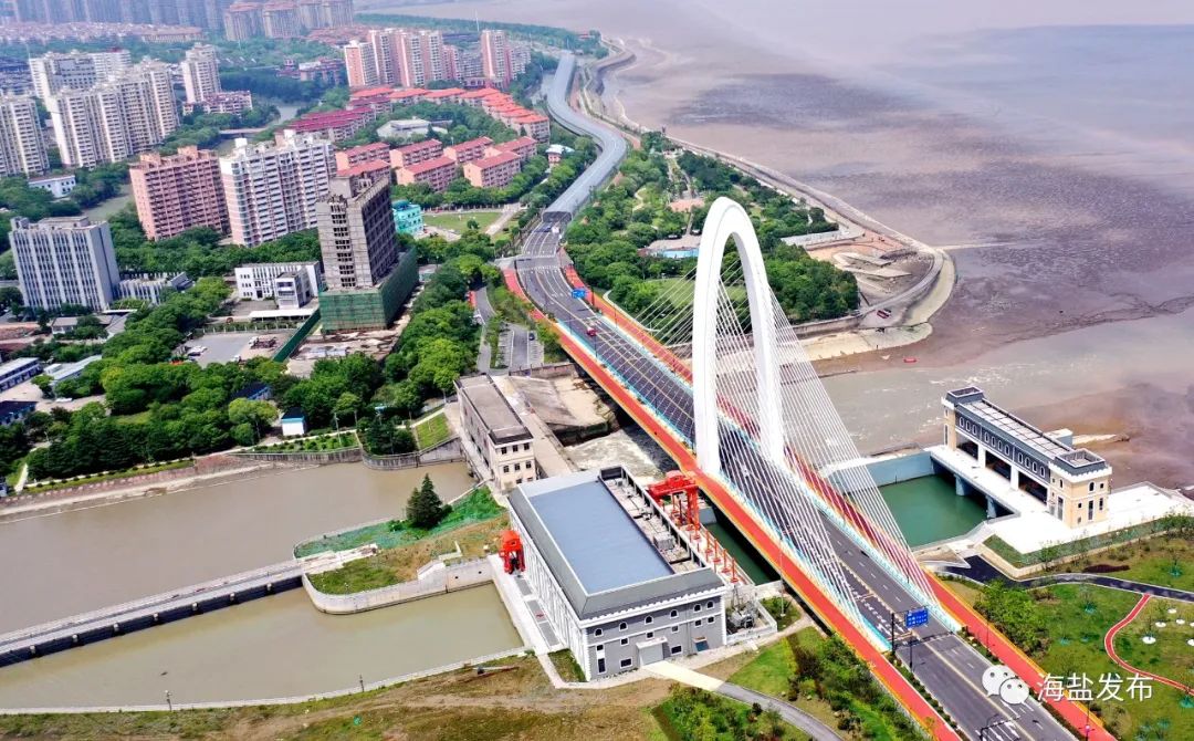滨海大道(环城南路—秦山路)包括滨海大桥一座,全长约470米,总投资近2