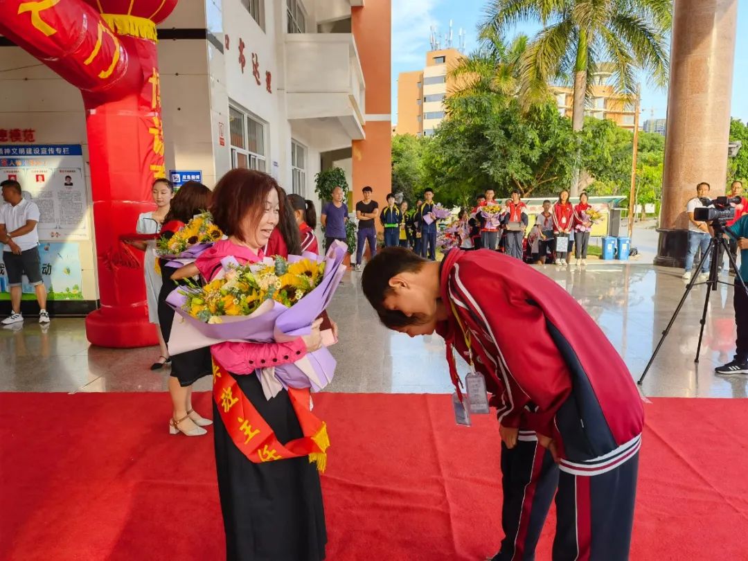 5月20日一早,蒙自二中全体师生齐聚学校北广场,在温情的音乐下,学生