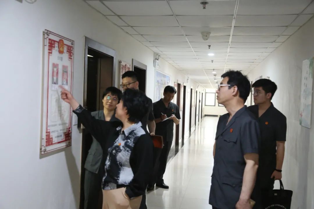 县委常委政法委书记刘学凤到县法院执行局检查指导队伍教育整顿工作