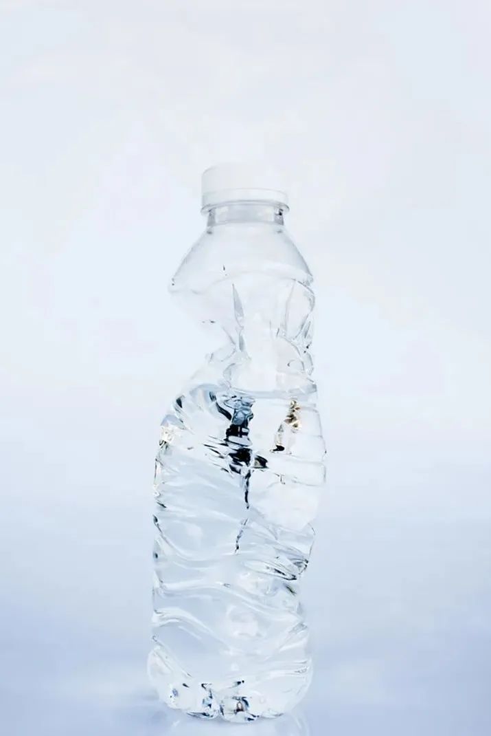 扭曲的矿泉水瓶图片