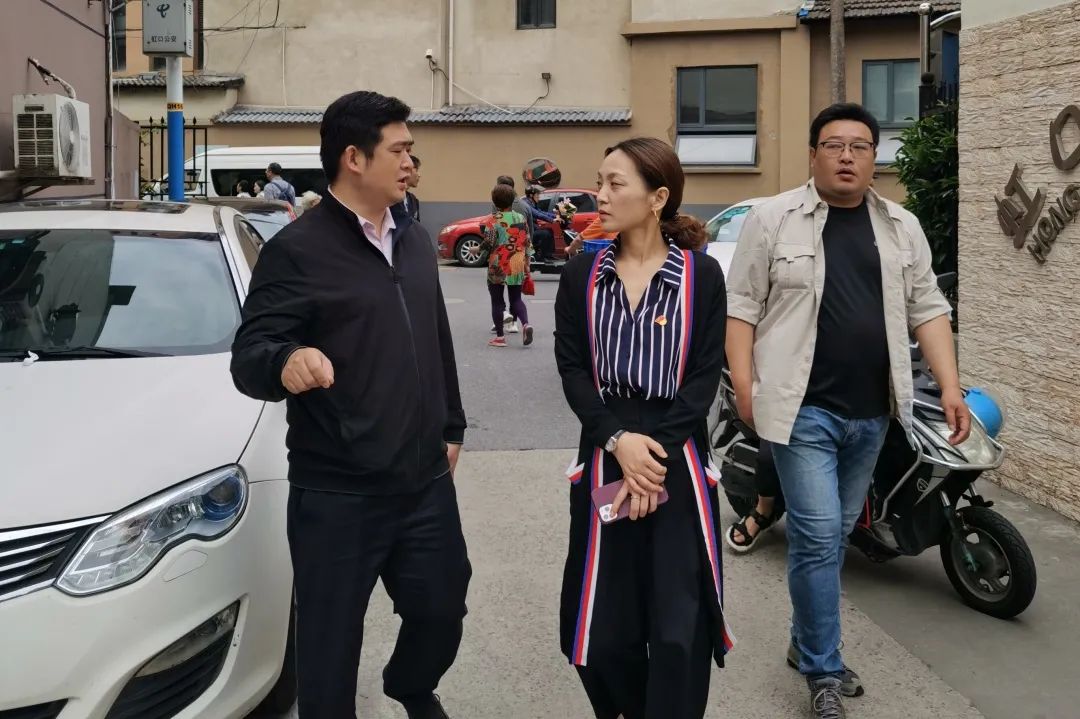 集团党委副书记,纪委书记朱海珍对接广中街道,检查何家宅小区和新