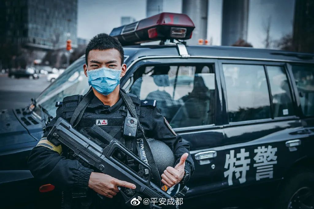又帅又飒成都特警火了