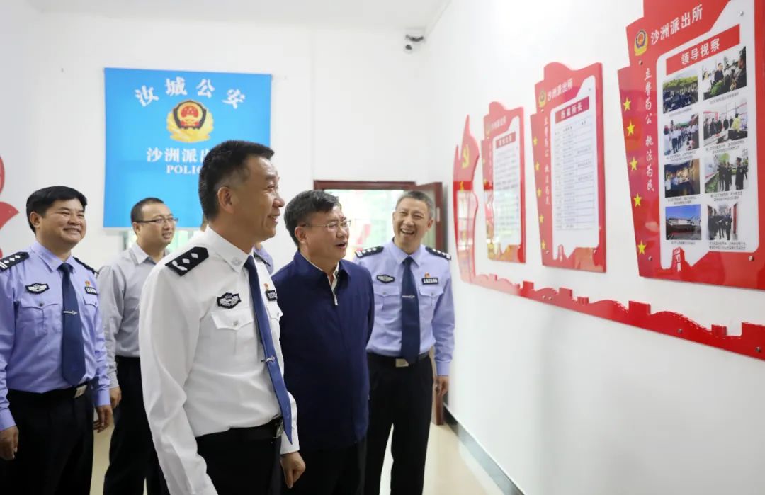 李拥军为郴州市县两级公安警卫部门授牌,揭牌