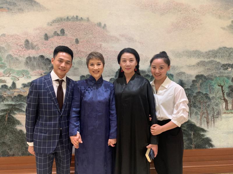 记得当晚演出结束,央视记者问杨霞云,"你今天在台上饰演青蛇,与你在