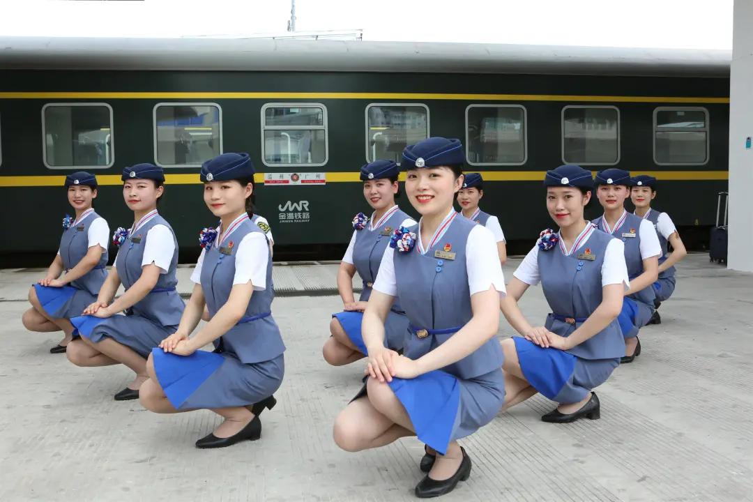 标准以更加饱满的精神风貌服务南来北往的旅客这些夏季制服你爱了吗?