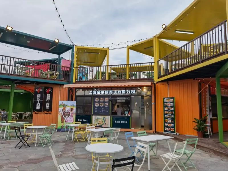 这里比较像园区里的美食街,集装箱改造的餐厅加上露天座椅,提供了在