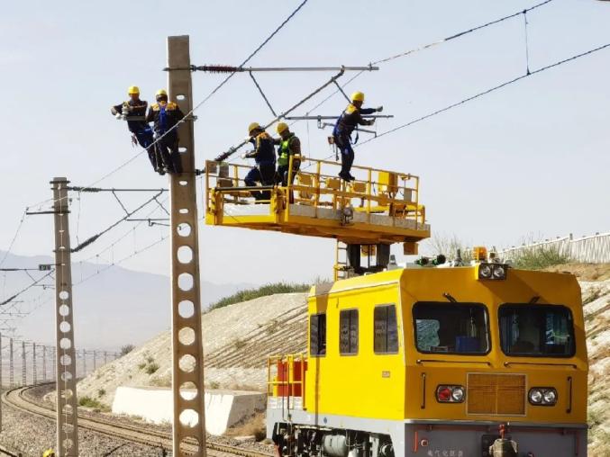 最美兰铁人点赞最美接触网工