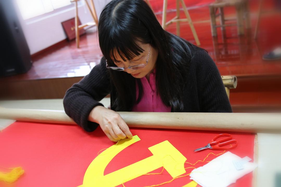椒江区妇联联合前所街道开展"百名绣娘绣党旗 一针一线话初心"庆祝