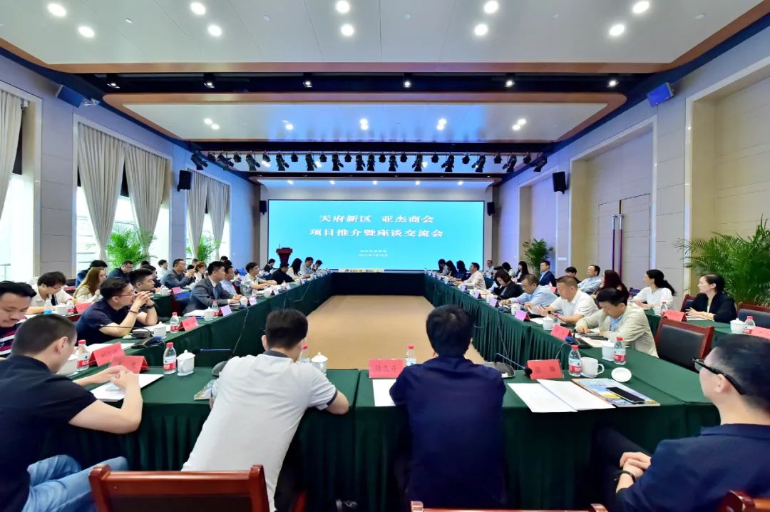 他表示,天府新区作为公园城市首提地,正在大力推进国际化营商环境建设