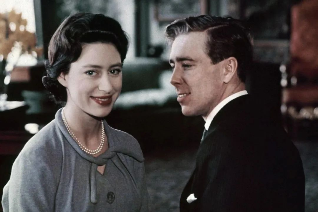 看到罗马假日的公主原型英女王的亲妹妹才知道赫本只是高仿