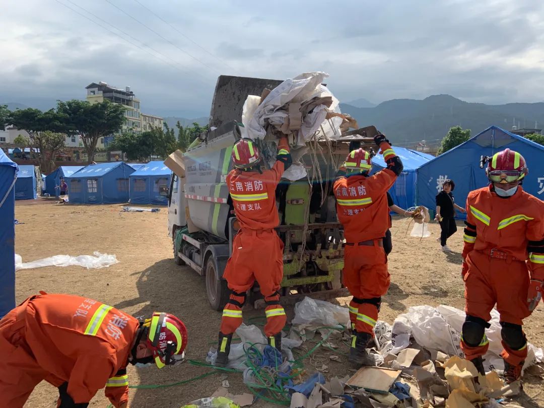 漾濞64级地震云南消防营救群众17人转移1446人